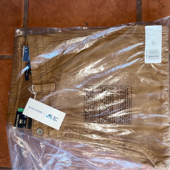 Brand New/ Sealed Package men’s Dockers - Picture 3 of 3